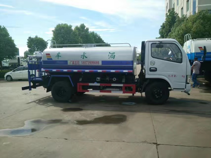 東風(fēng)福瑞卡5噸灑水車圖片 東風(fēng)福瑞卡5噸灑水車圖片