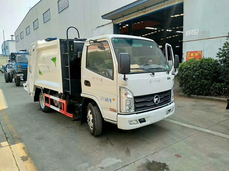 藍(lán)牌壓縮垃圾車的簡(jiǎn)介以及主要性能和特點(diǎn) 藍(lán)牌壓縮垃圾車的簡(jiǎn)介以及主要性能和特點(diǎn)