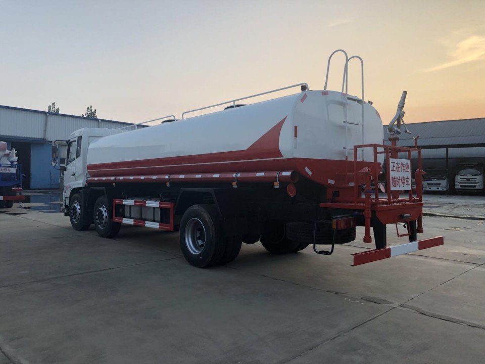 東風(fēng)天錦小三軸灑水車廠家底盤配置-程力集團 東風(fēng)天錦小三軸灑水車廠家底盤配置-程力集團