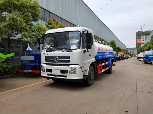 馬路上的灑水車(chē) 馬路上的灑水車(chē)