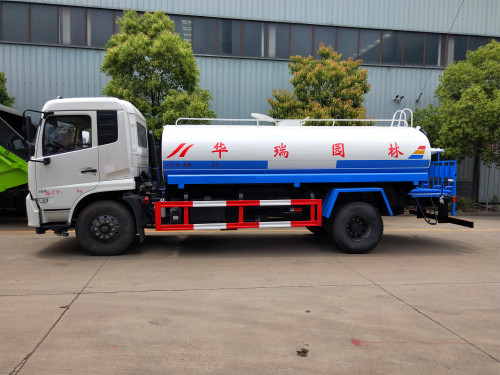 馬路上的環(huán)衛(wèi)灑水車(chē) 馬路上的環(huán)衛(wèi)灑水車(chē)