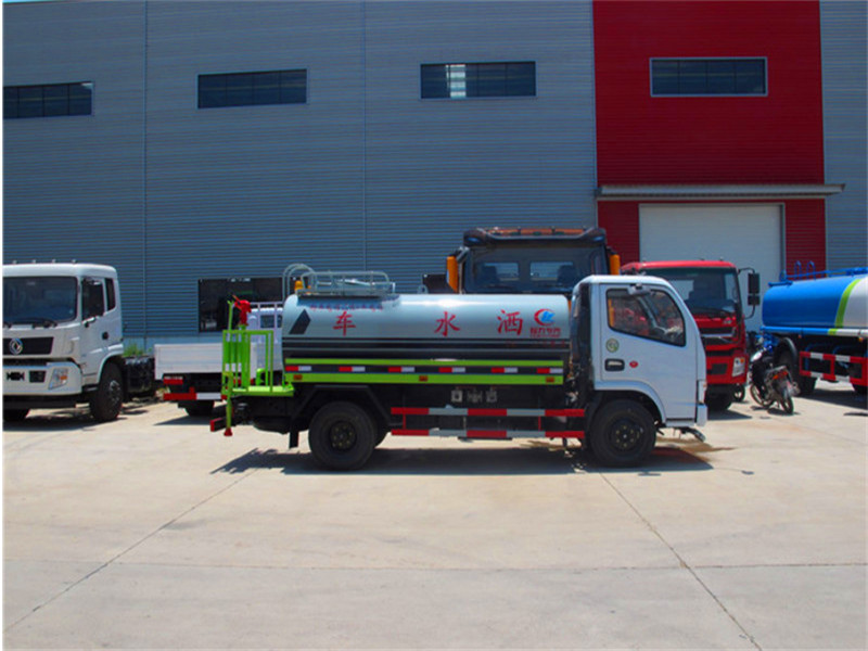 東風(fēng)多利卡灑水車(chē) 東風(fēng)多利卡灑水車(chē)