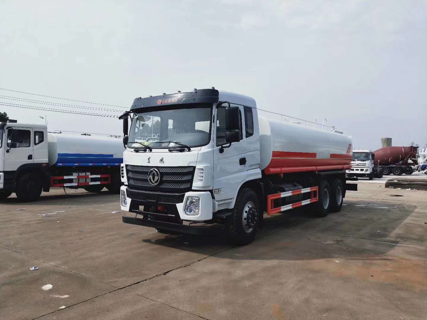 東風環(huán)衛(wèi)灑水車被寶馬追尾 寶馬是全軍覆沒 東風環(huán)衛(wèi)灑水車被寶馬追尾 寶馬是全軍覆沒