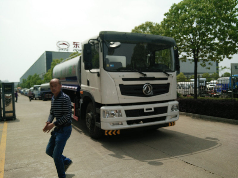 多功能綠化灑水車怎樣實(shí)現(xiàn) 科學(xué)灑水與揚(yáng)塵治理雙保障-程力集團(tuán) 多功能綠化灑水車怎樣實(shí)現(xiàn) 科學(xué)灑水與揚(yáng)塵治理雙保障-程力集團(tuán)