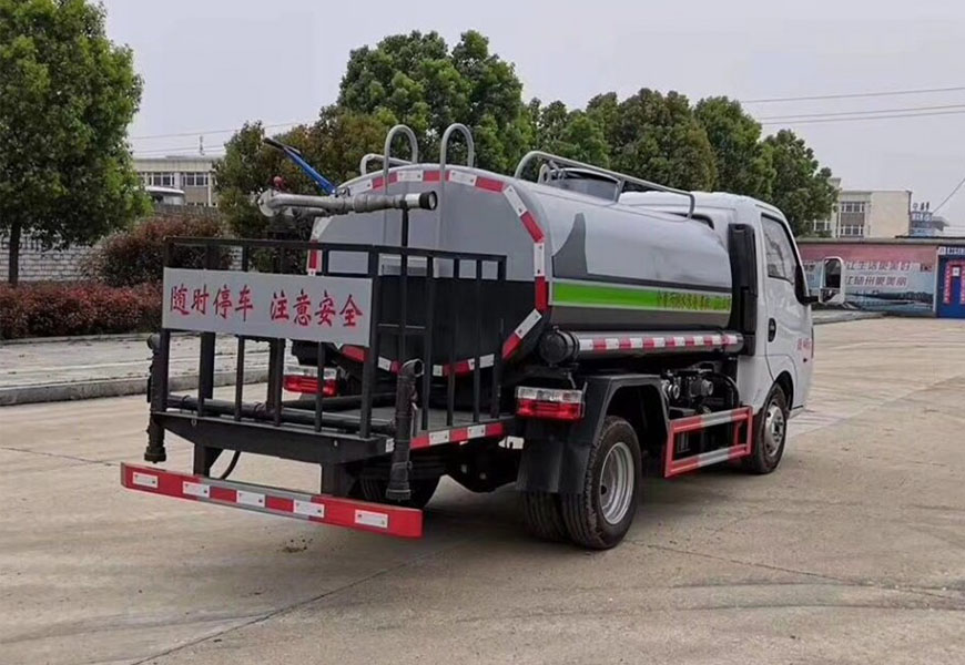 東風(fēng)涂逸3方藍(lán)牌綠化灑水車后方展示圖