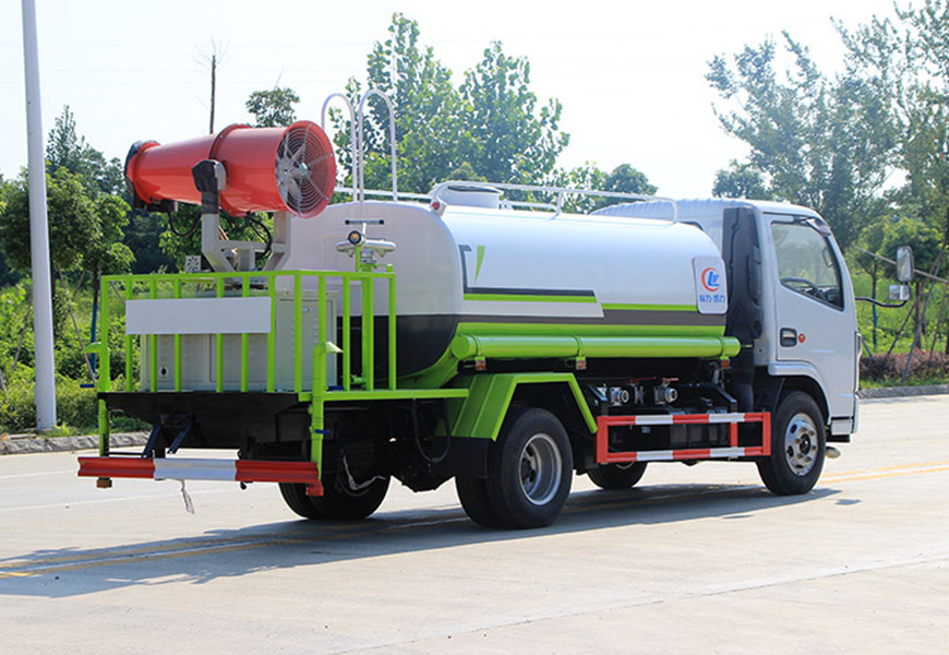 國(guó)六東風(fēng)多利卡5噸綠化噴灑車圖片