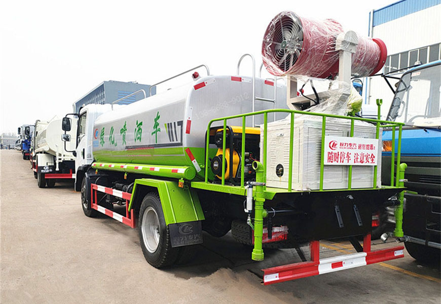 東風(fēng)福瑞卡9方灑水車(chē)后方圖