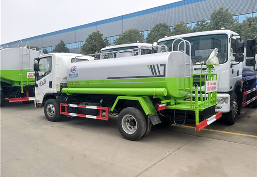解放5噸灑水車(chē)后方展示圖